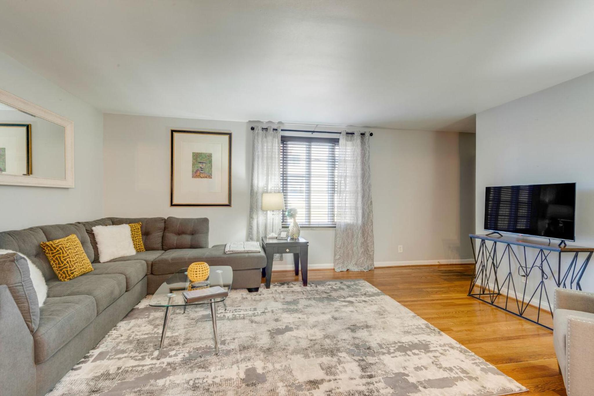 2BR Apt by Vandy Walk to Restaurants -108 view 4