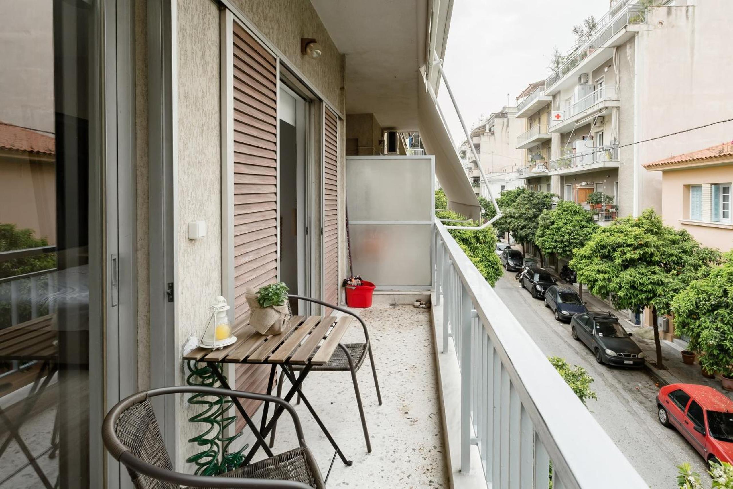 Koukaki Studio with a Sunny Balcony, near the Acropolis