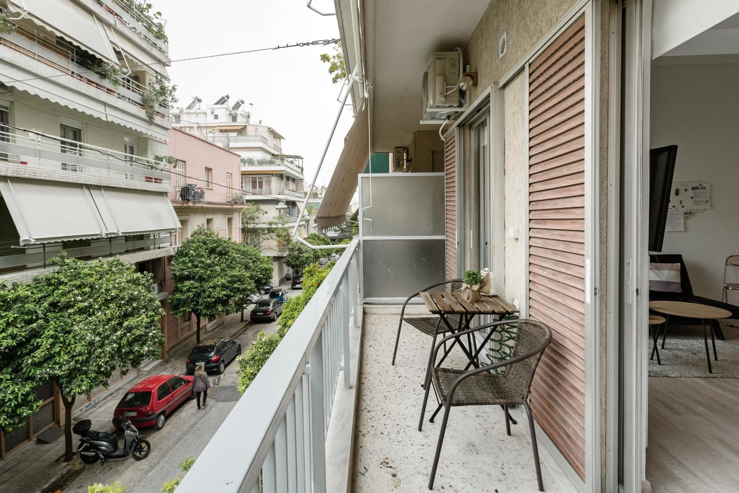 Koukaki Studio with a Sunny Balcony, near the Acropolis
