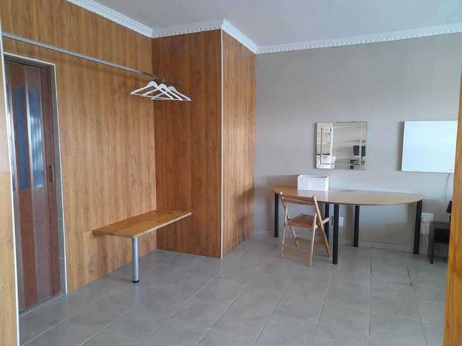 Spacious Poppy Studio in Zeekoeivlei, Cape Town view 3