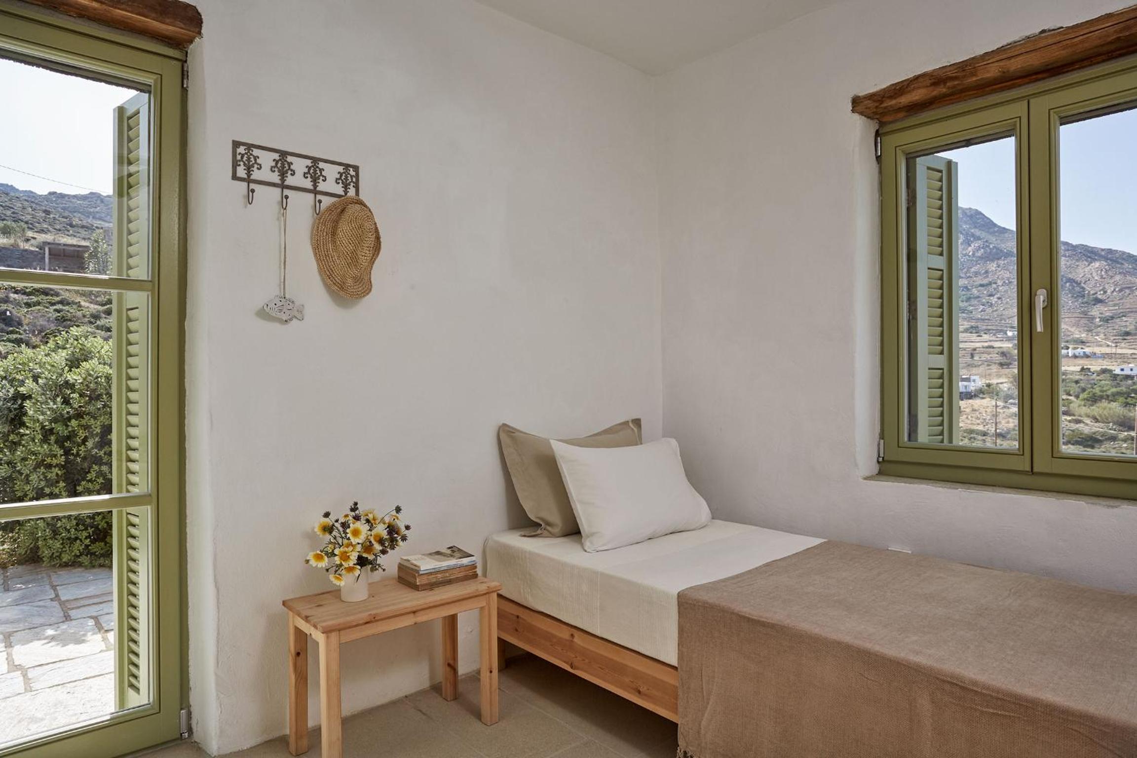 Spacious 6 bdrm Stone Villa with Pool view 5