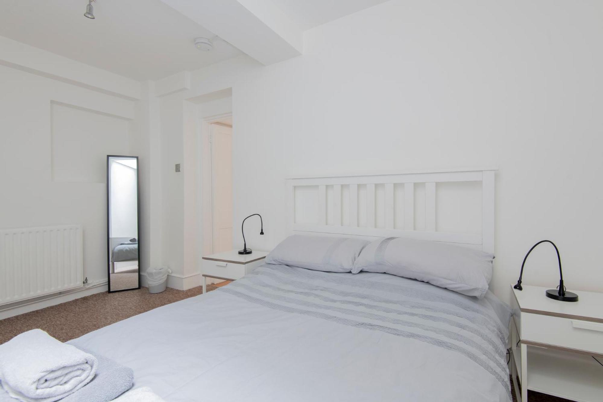 Fantastic 3 Bed Brighton House- Sleeps 6- SUPERFAST WiFi and Garage view 3