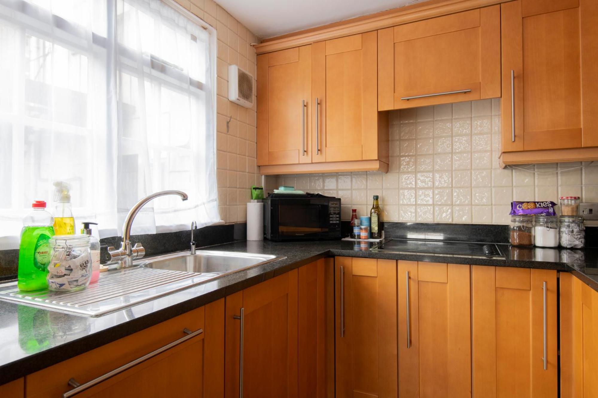 Fantastic 3 Bed Brighton House- Sleeps 6- SUPERFAST WiFi and Garage view 2