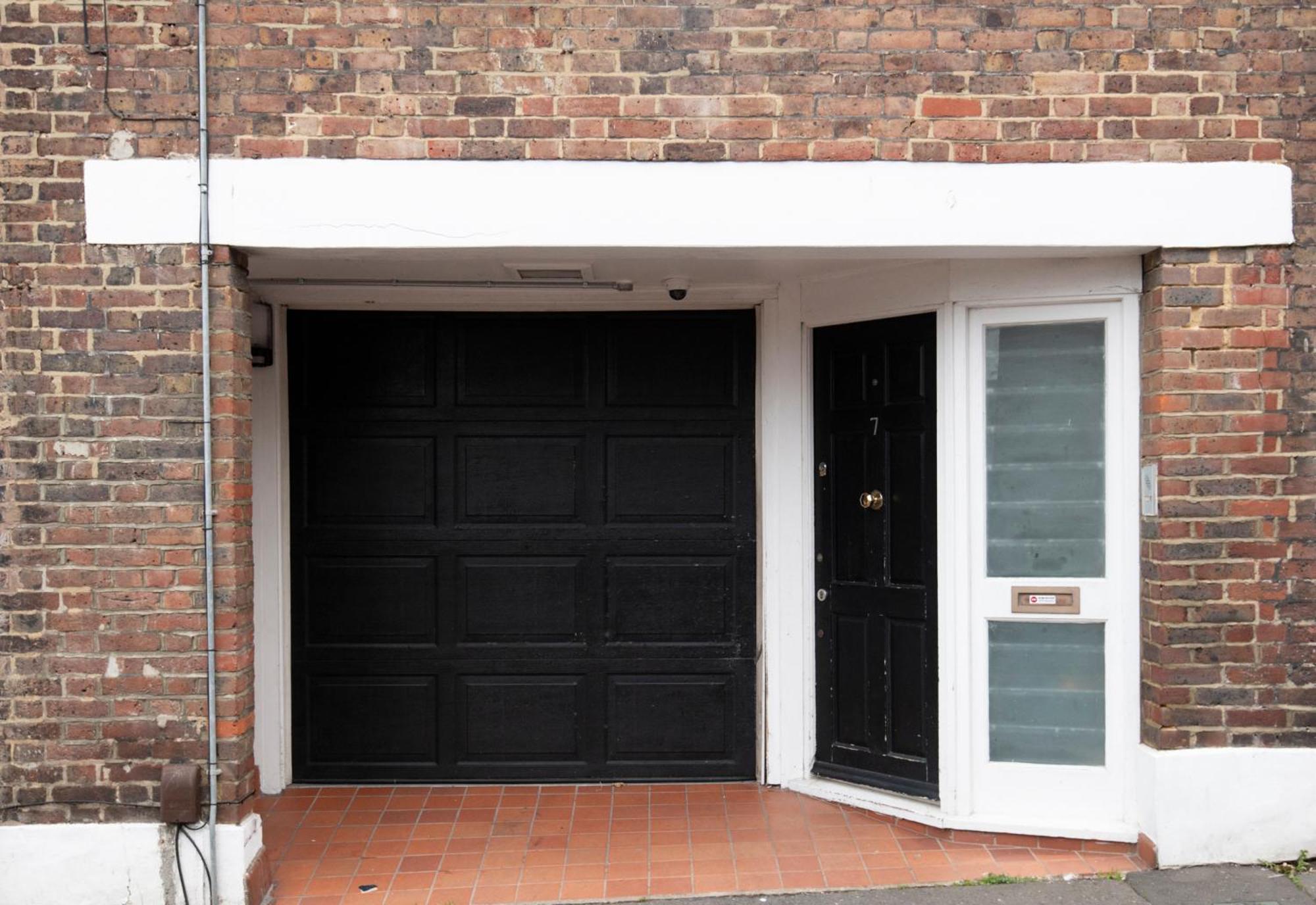 Fantastic 3 Bed Brighton House- Sleeps 6- SUPERFAST WiFi and Garage view 5