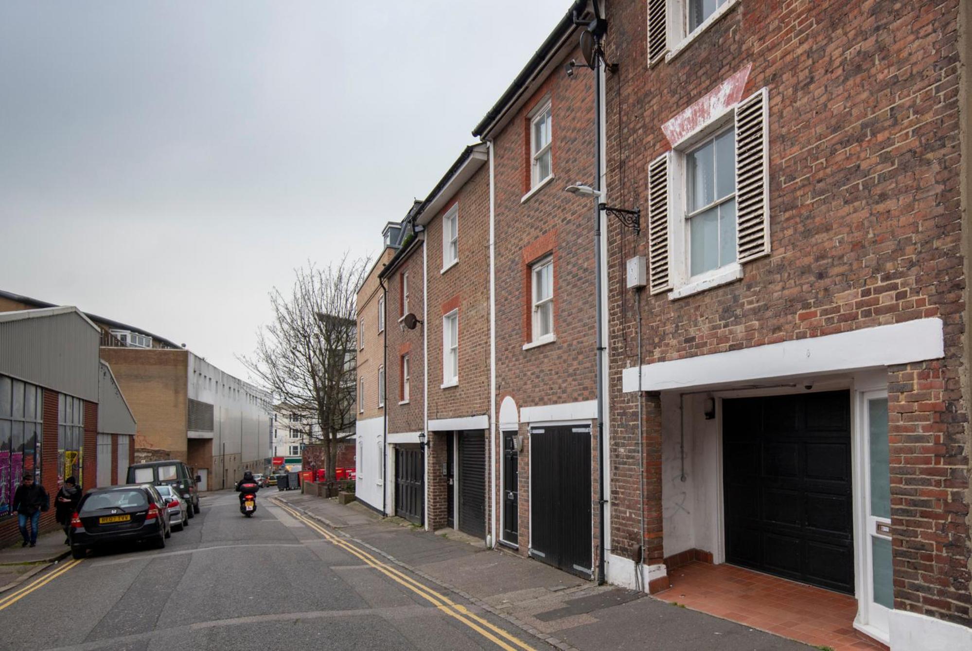 Fantastic 3 Bed Brighton House- Sleeps 6- SUPERFAST WiFi and Garage view 4