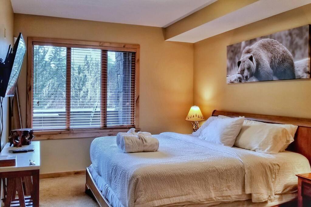 Luxurious Rundle Cliffs Lodge in Spring Creek view 5