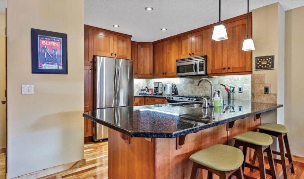 Luxurious Rundle Cliffs Lodge in Spring Creek view 3