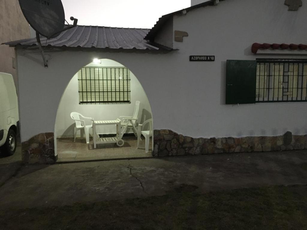Amplia casa con fondo y estacionamiento a metros del mar