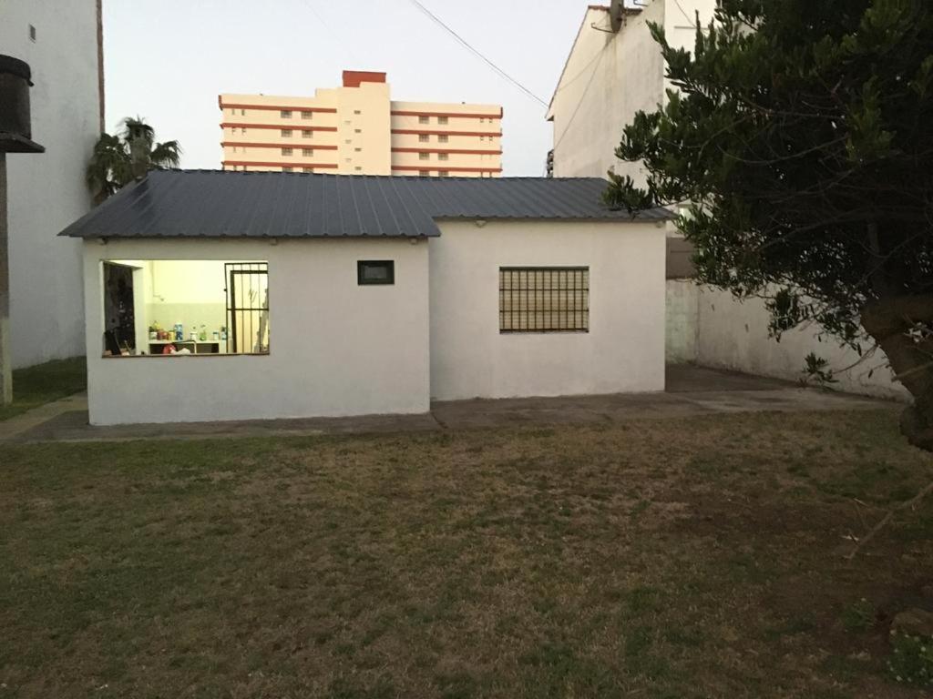 Amplia casa con fondo y estacionamiento a metros del mar