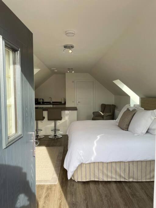Cosy Country Modern Studio with Patio Space. view 4