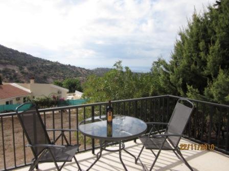 Bungalow with 2 double bedrooms in the hills .