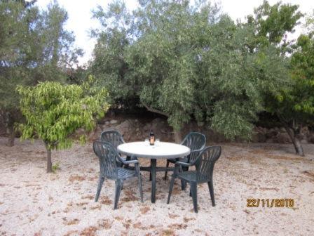 Bungalow with 2 double bedrooms in the hills .