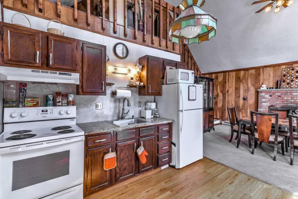 Beautiful Chalet with Hot Tub & Sauna in Poconos view 4