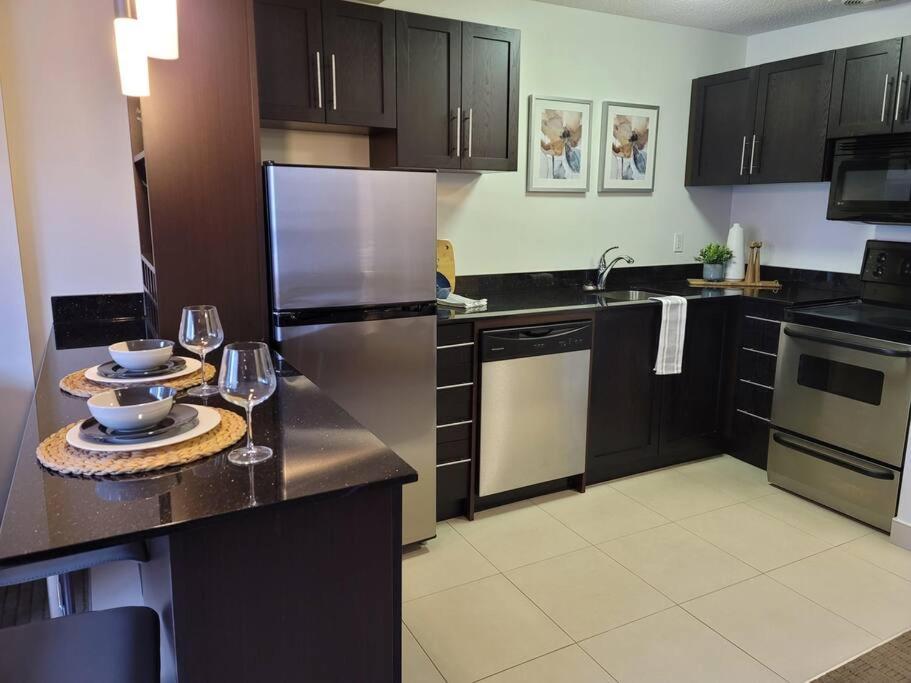Free Parking & Wi-Fi! One Bedroom Luxury Suite view 2