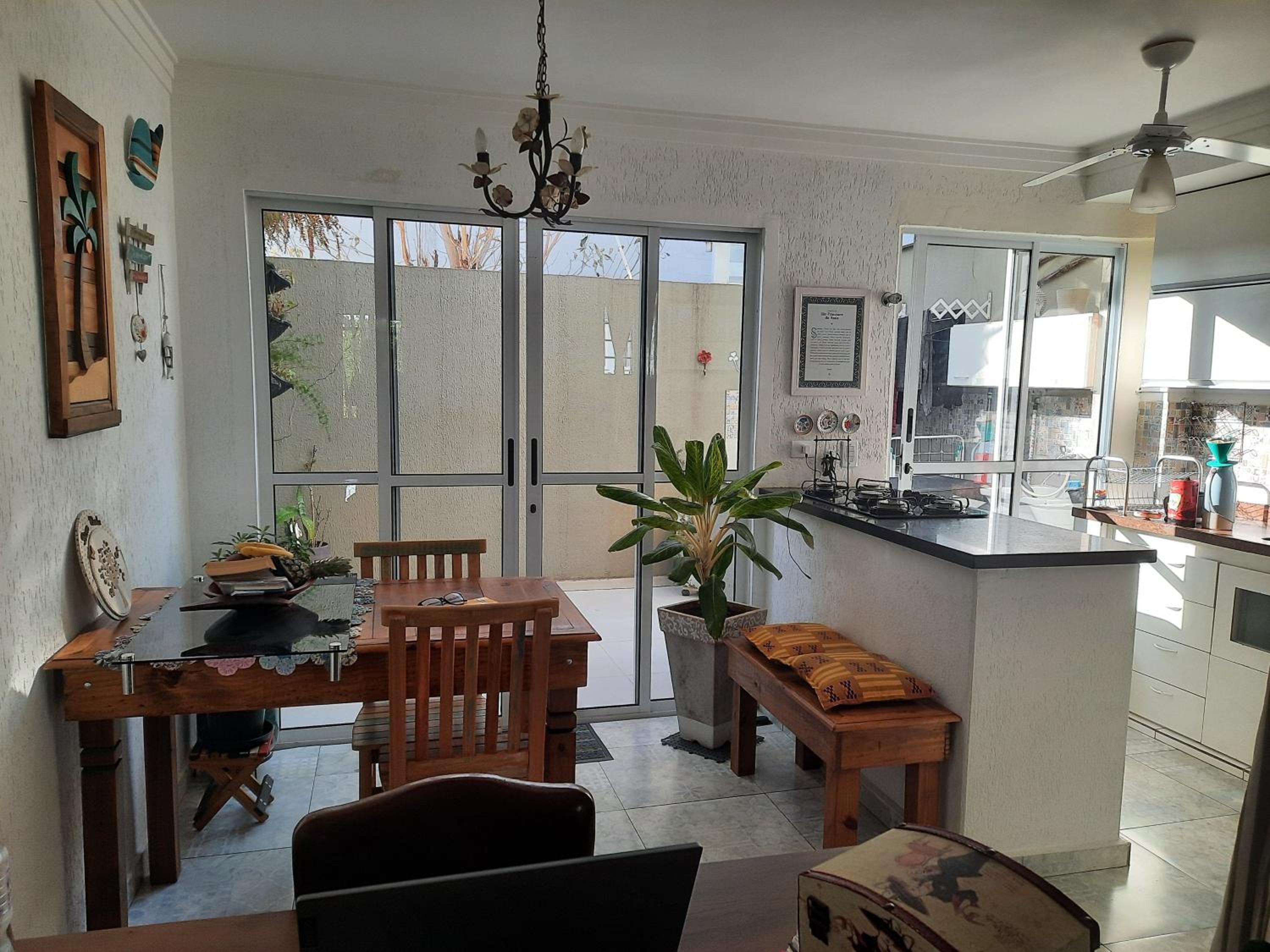 Charmosa casa em condominio com quintal