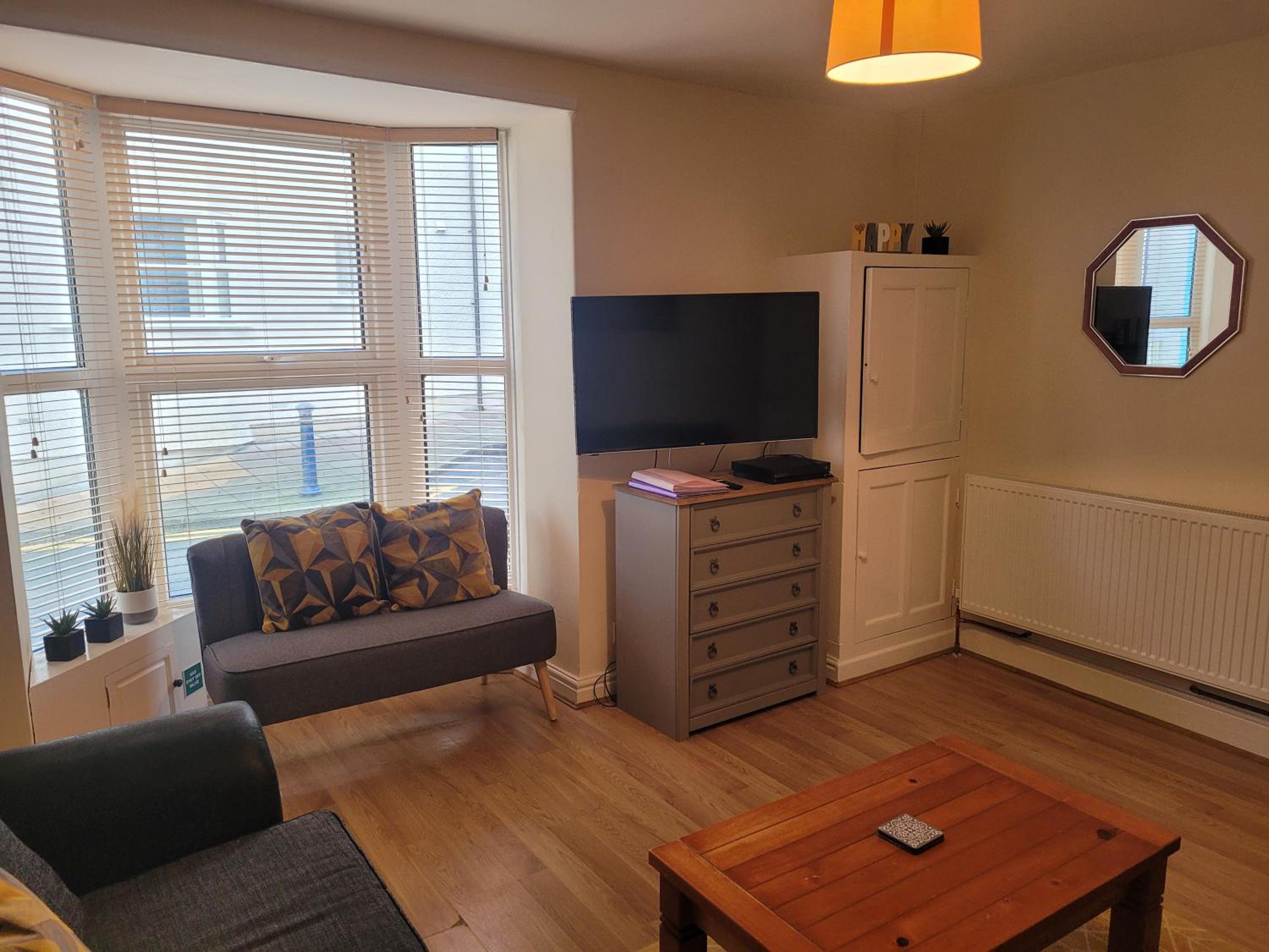 Large 5 bed town-centre home close to the beach, sleeps 9 view 2