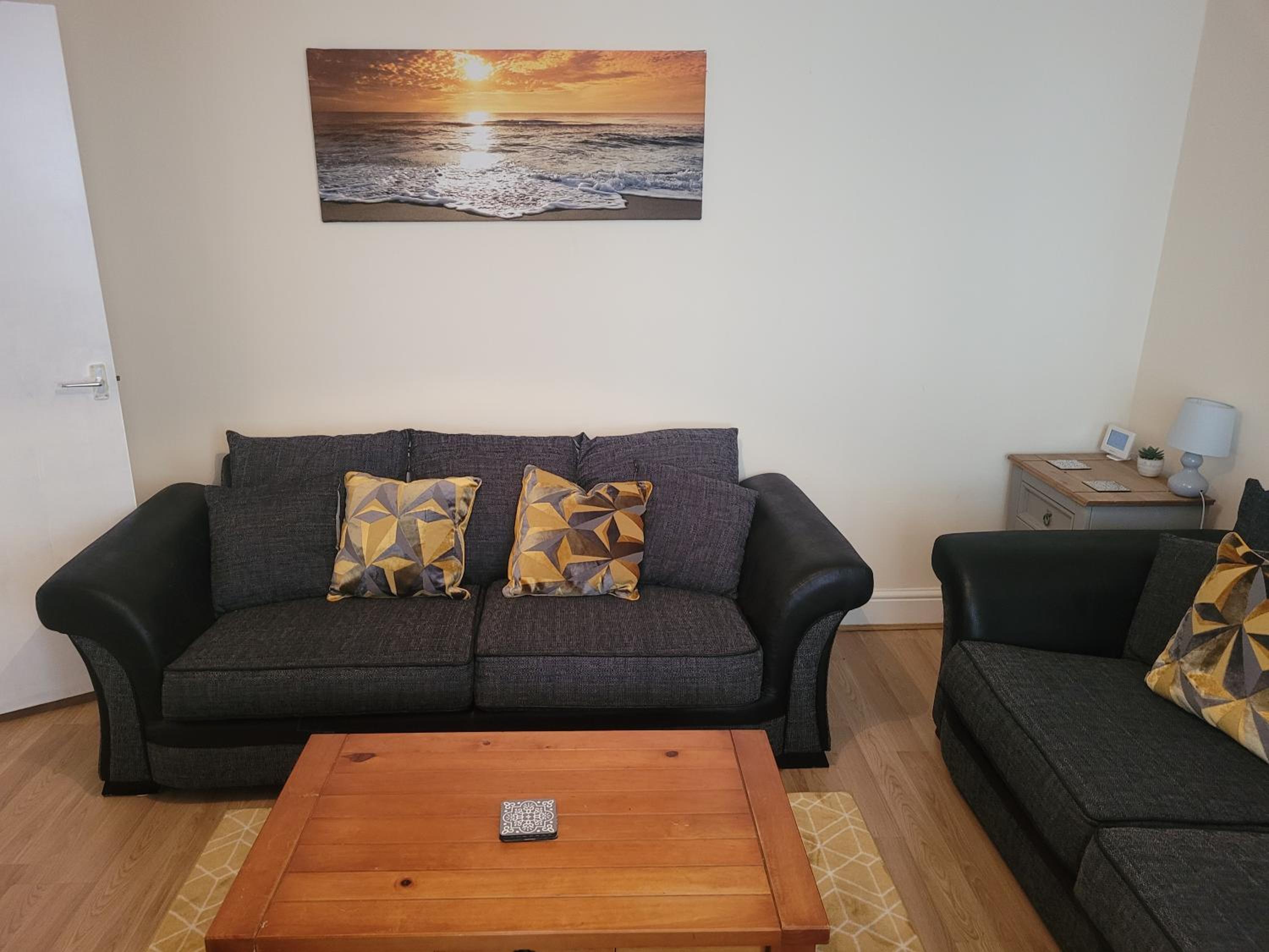 Large 5 bed town-centre home close to the beach, sleeps 9 view 3