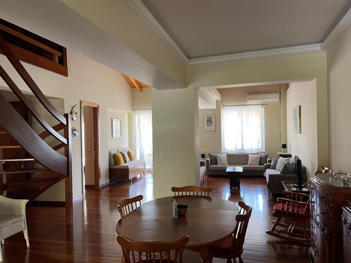 Spacious luxurious two-level apartment photo 4
