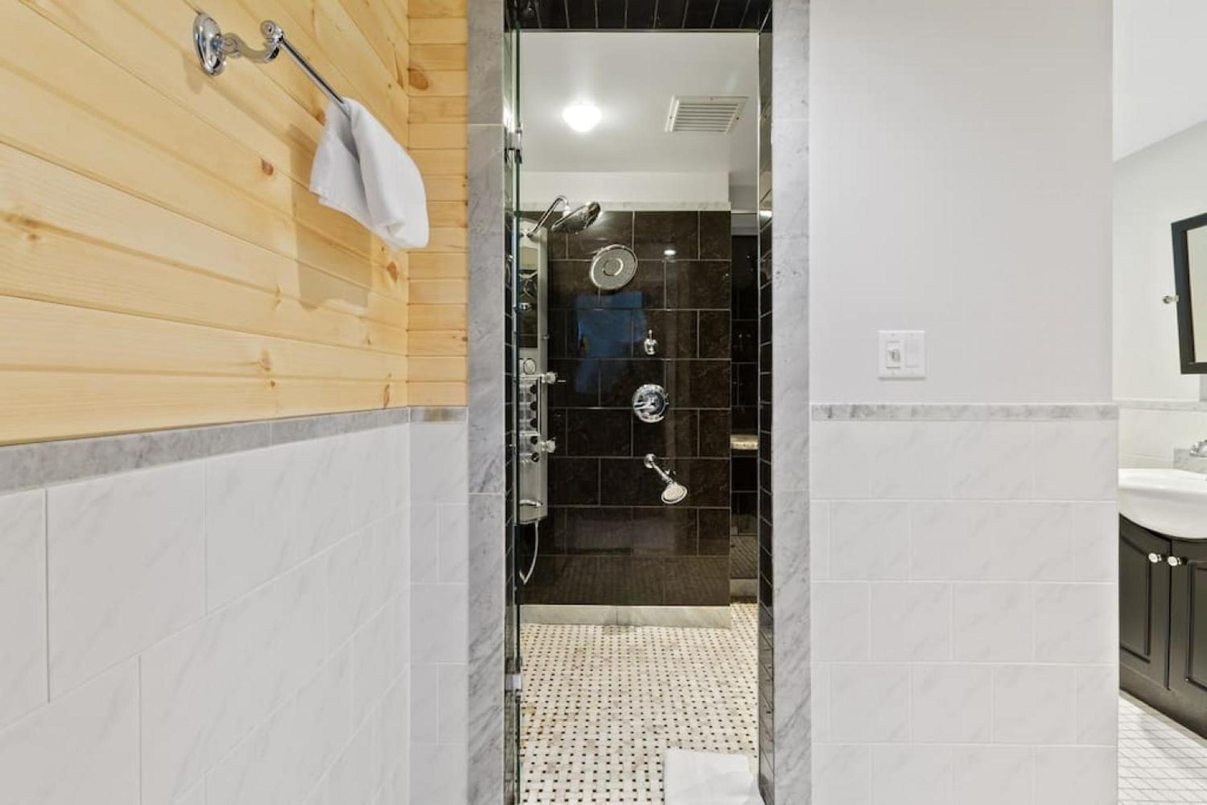 Paradise Manor w Hot tub Sauna & Putting Green