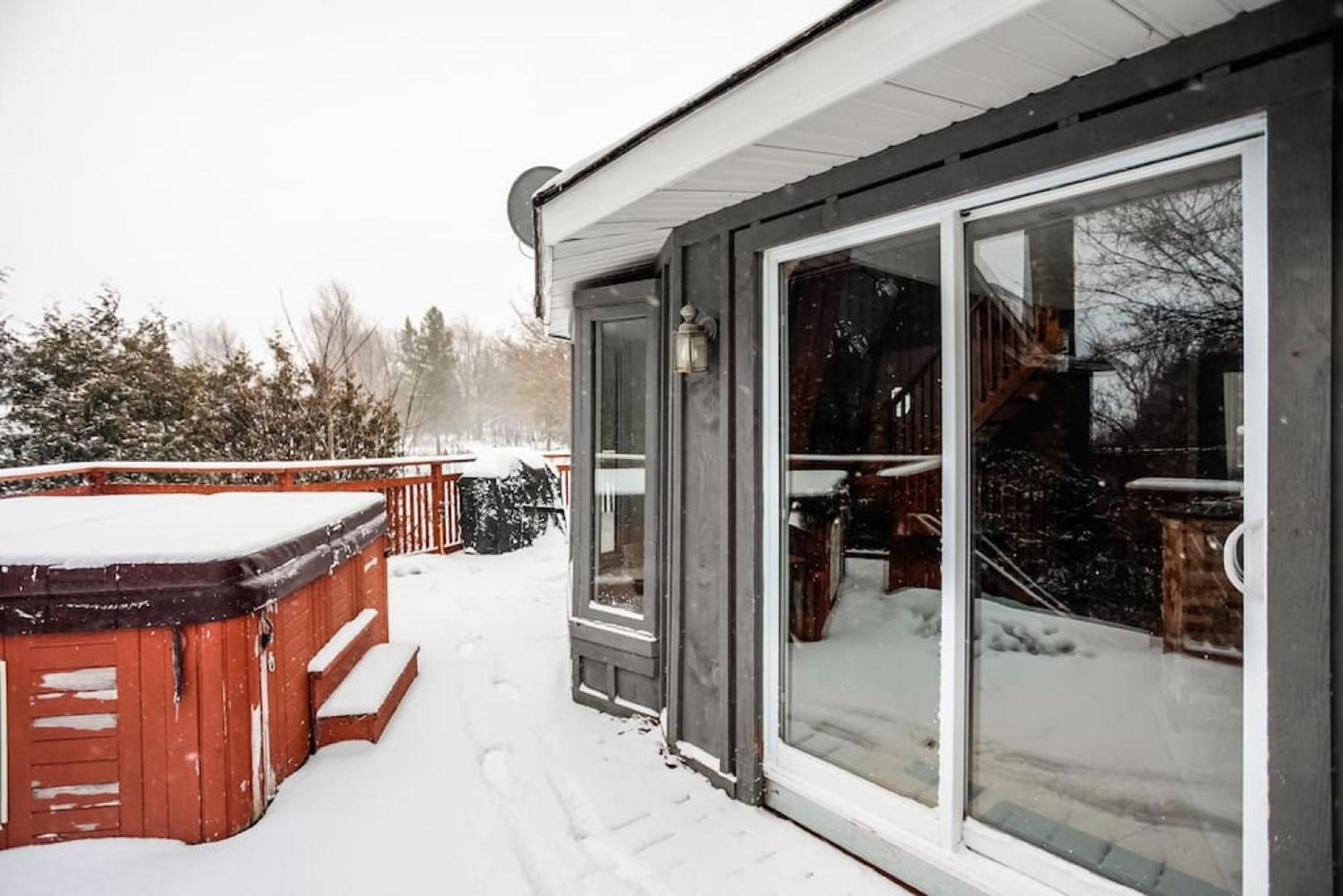 The Beehive w Hot Tub Sauna & Fireplace