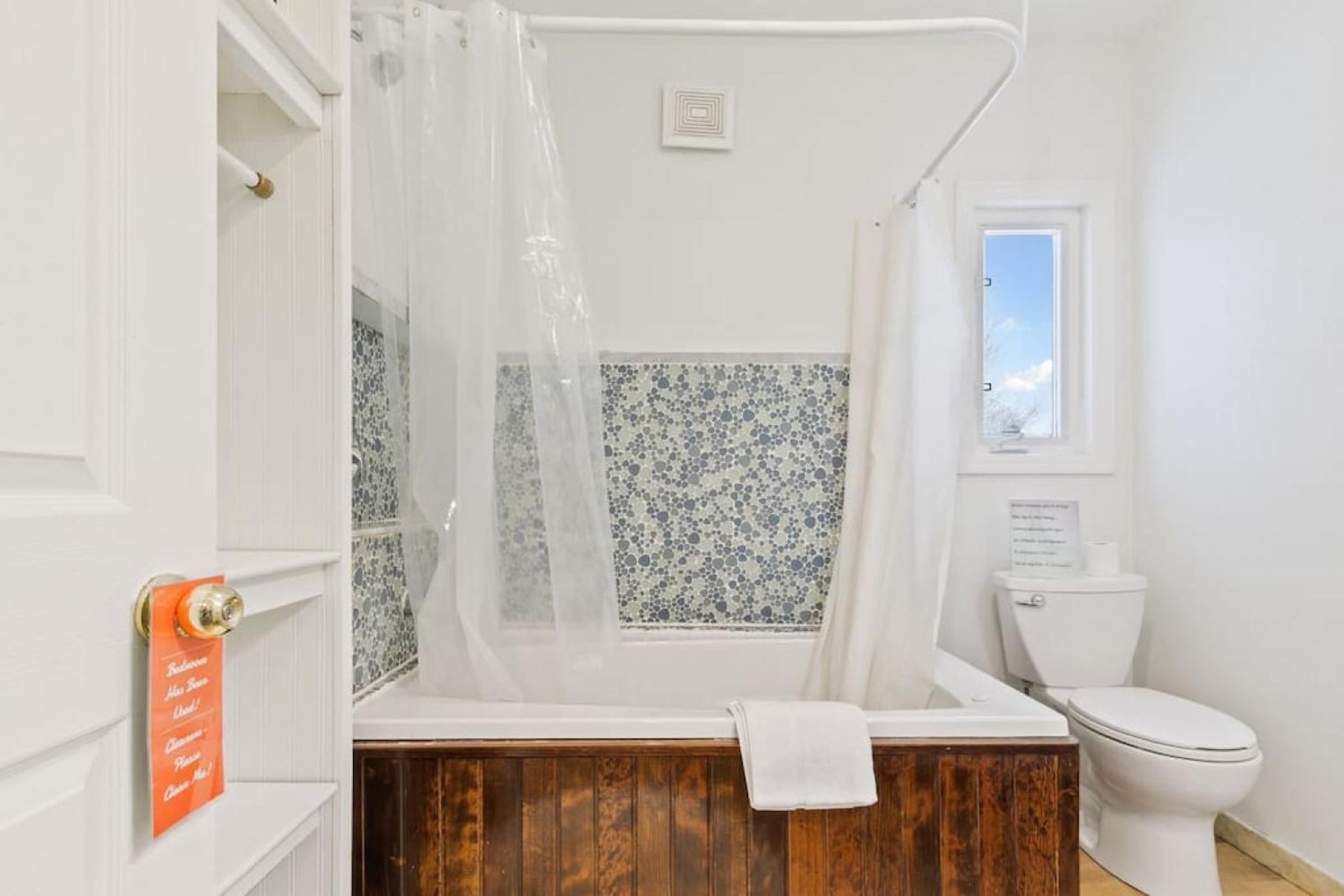 Paradise Manor w Hot tub Sauna & Putting Green