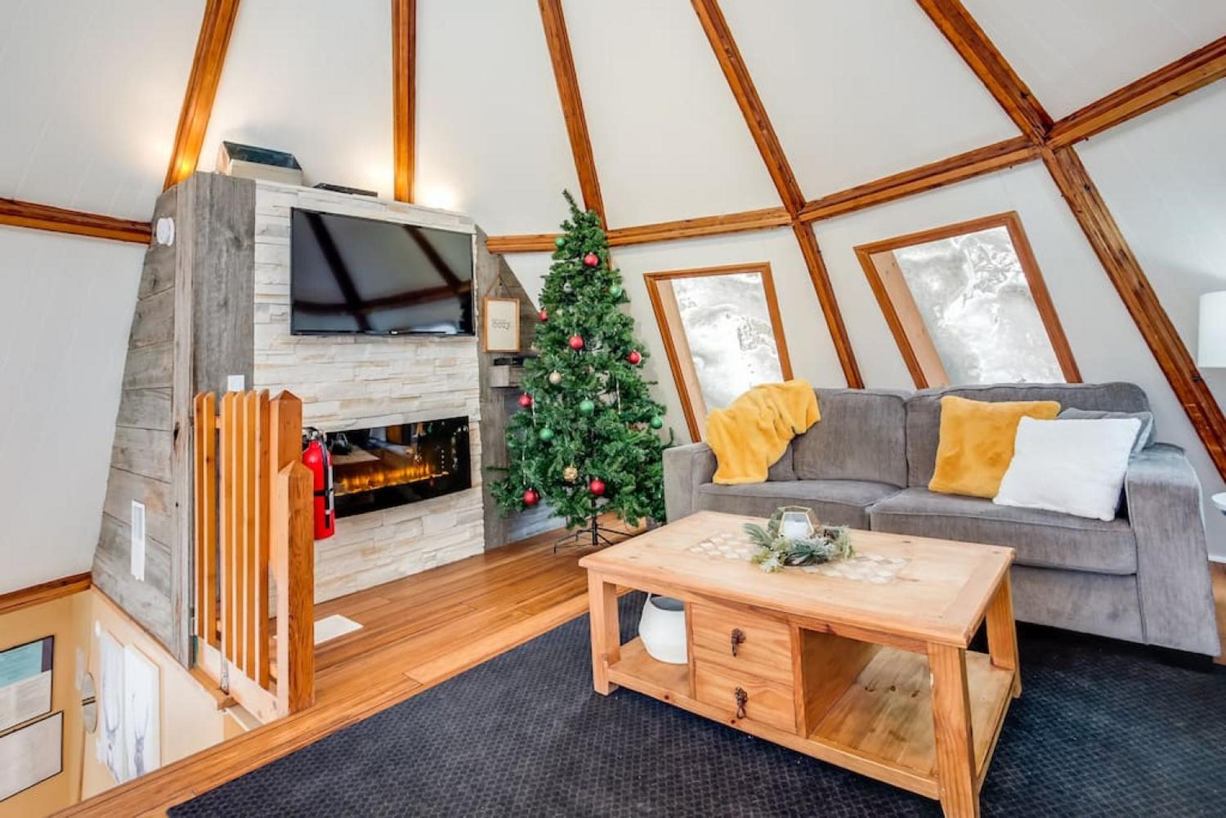 The Beehive w Hot Tub Sauna & Fireplace