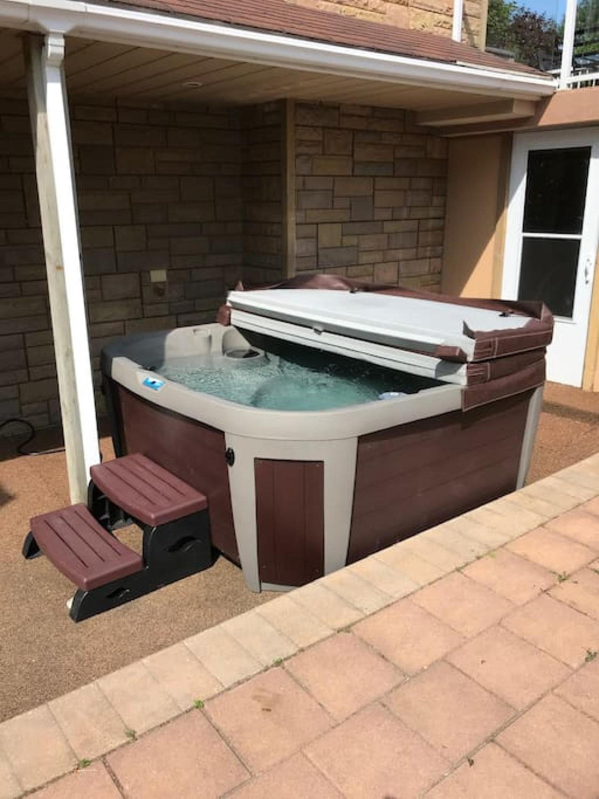 Paradise Manor w Hot tub Sauna & Putting Green