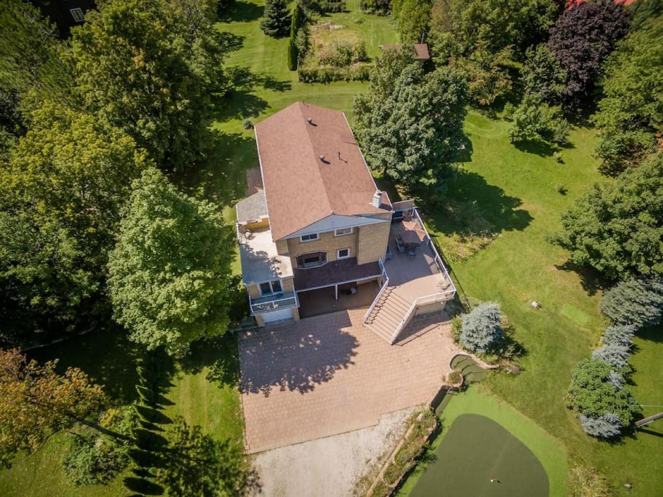 Paradise Manor w Hot tub Sauna & Putting Green
