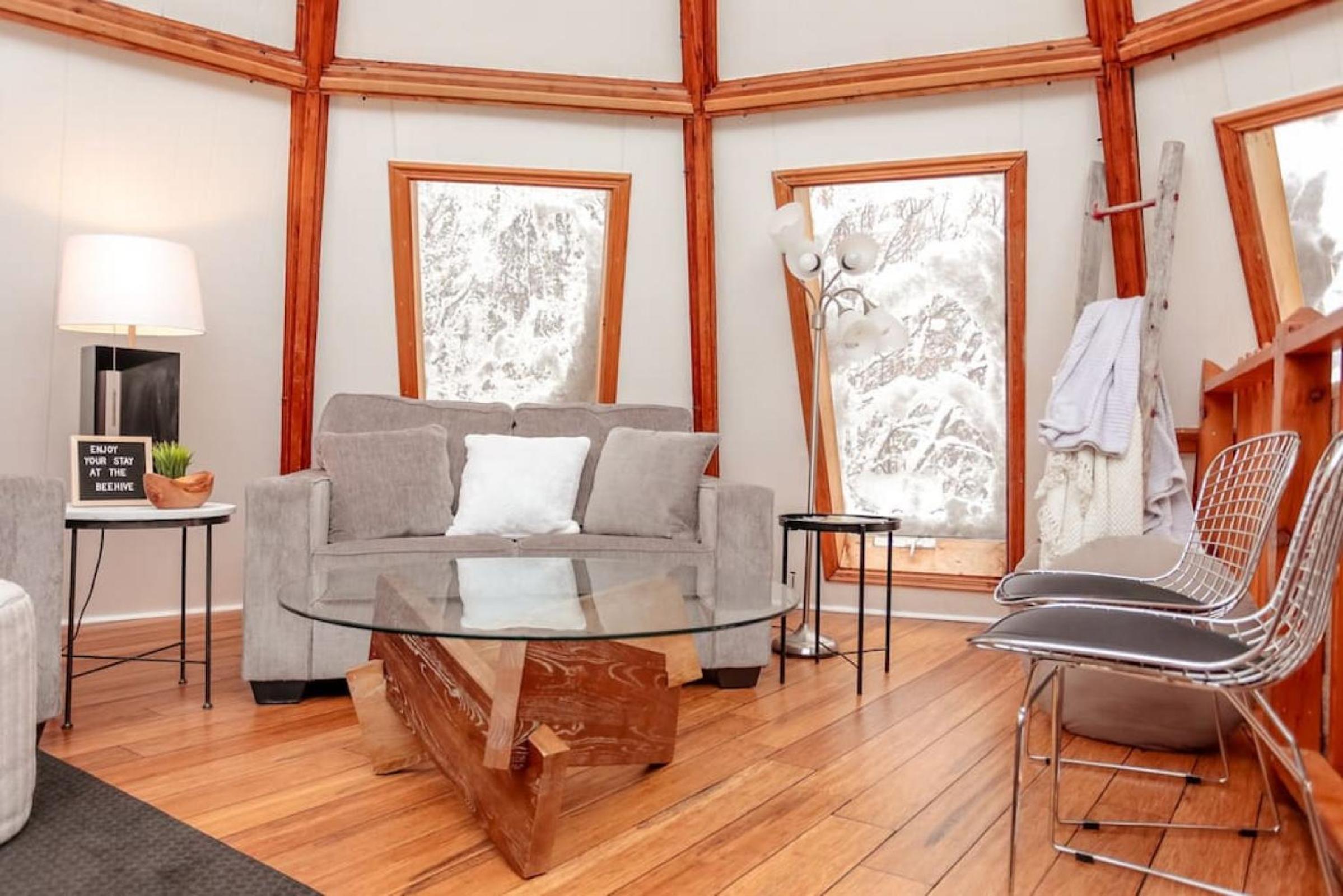 The Beehive w Hot Tub Sauna & Fireplace