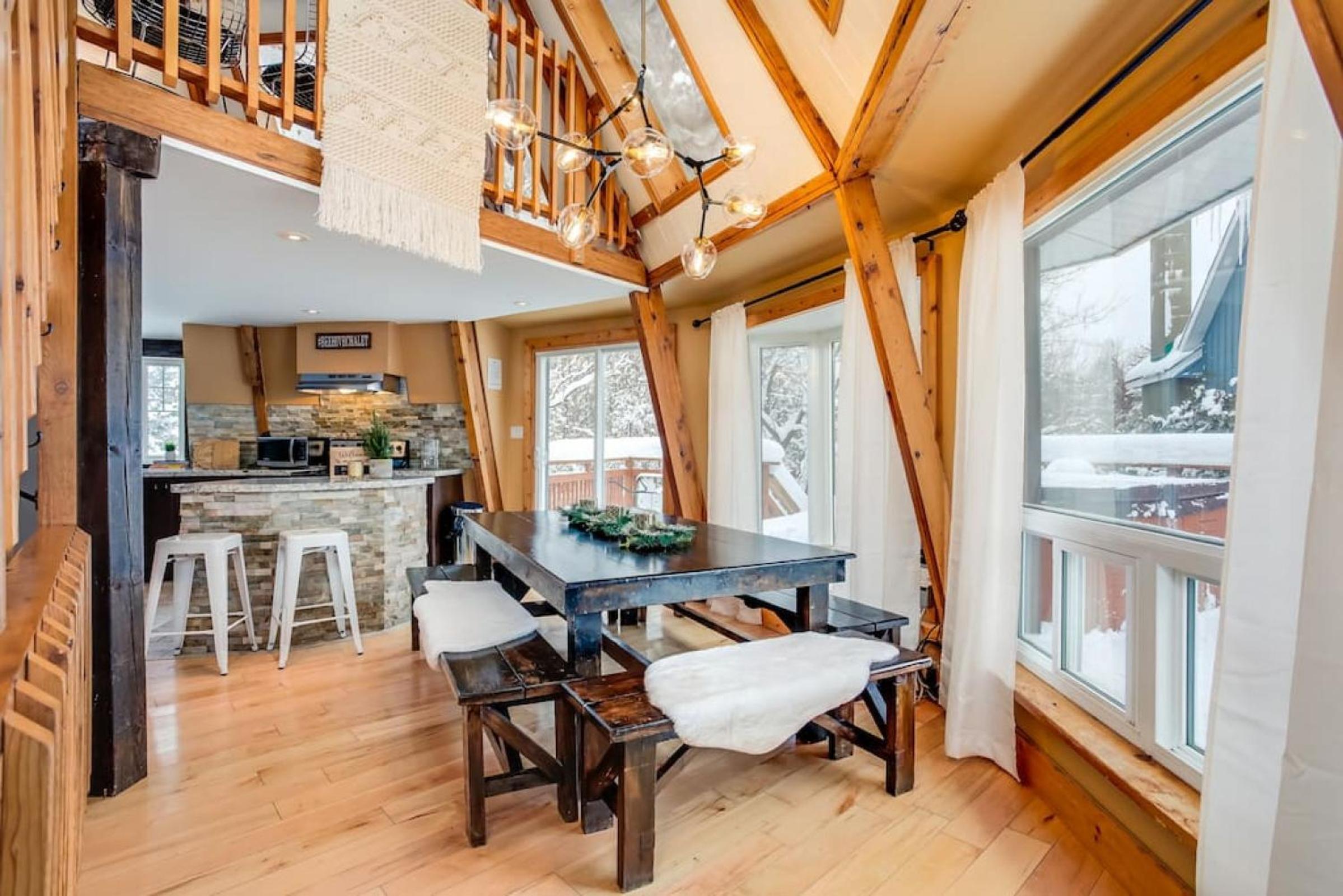 The Beehive w Hot Tub Sauna & Fireplace