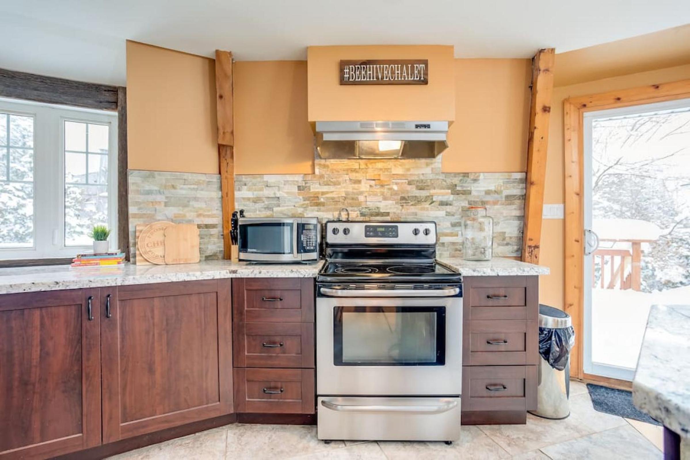 The Beehive w Hot Tub Sauna & Fireplace