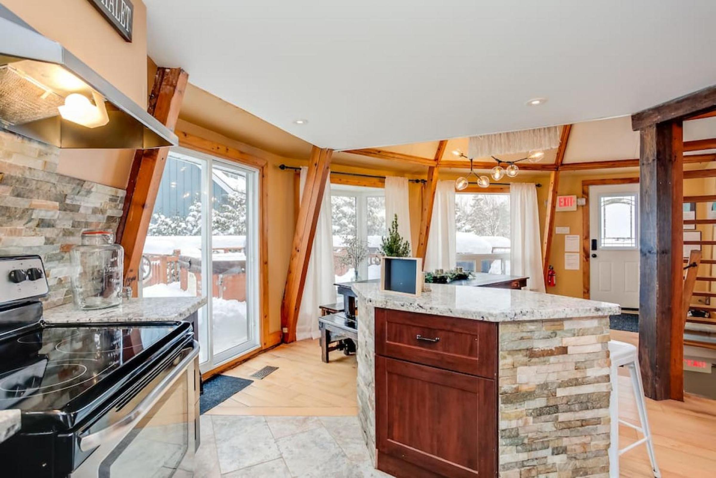 The Beehive w Hot Tub Sauna & Fireplace