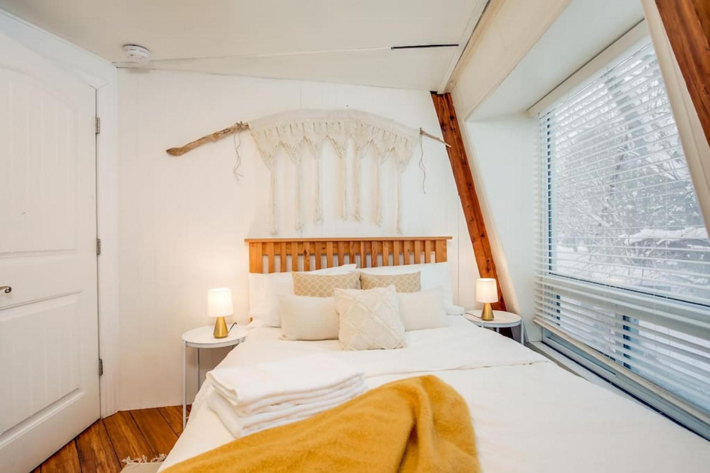 The Beehive w Hot Tub Sauna & Fireplace