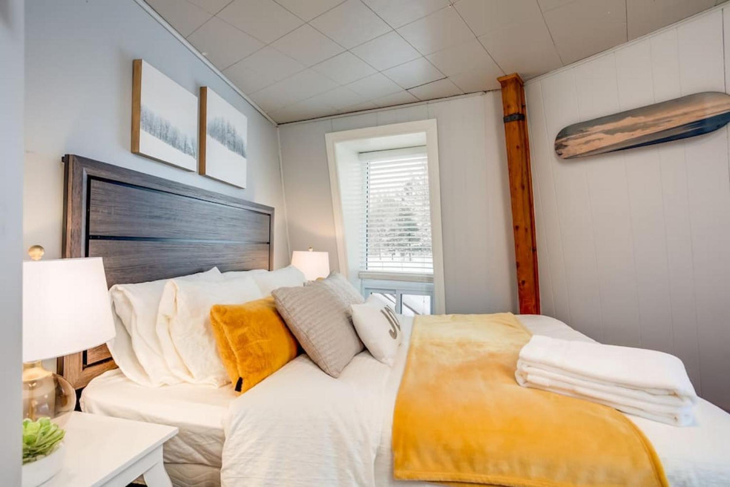 The Beehive w Hot Tub Sauna & Fireplace