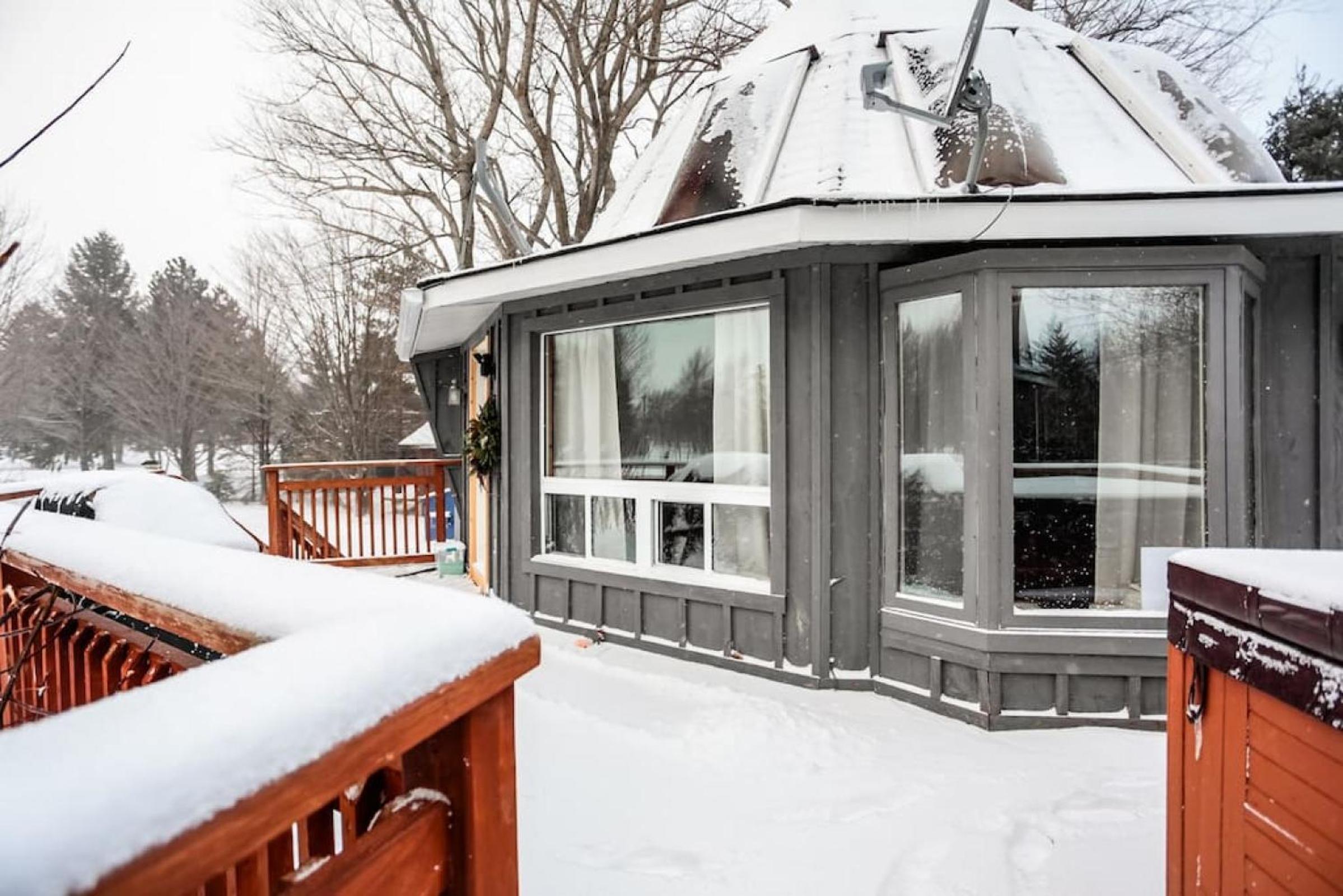 The Beehive w Hot Tub Sauna & Fireplace