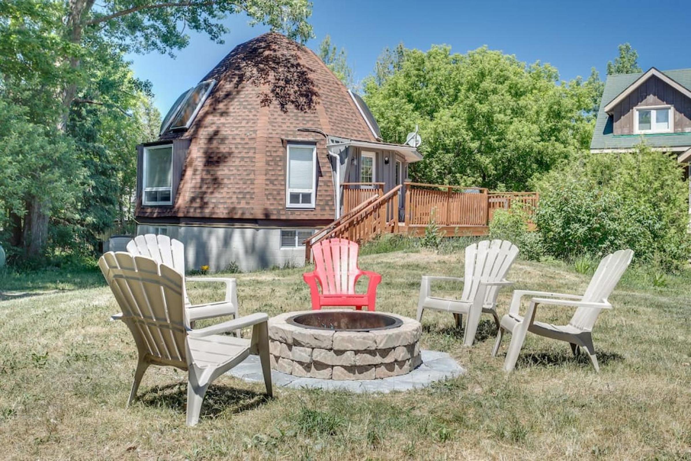 The Beehive w Hot Tub Sauna & Fireplace