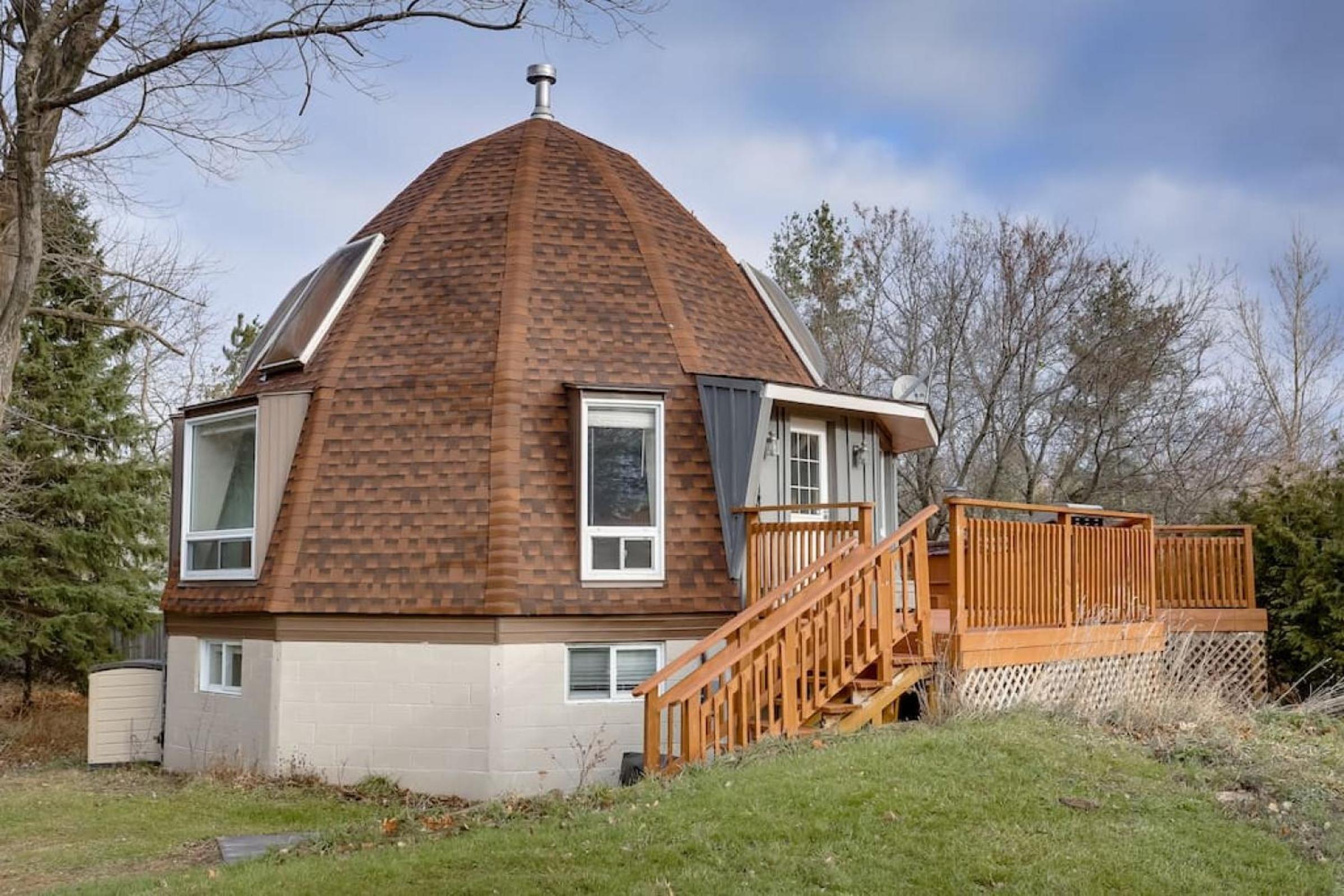 The Beehive w Hot Tub Sauna & Fireplace