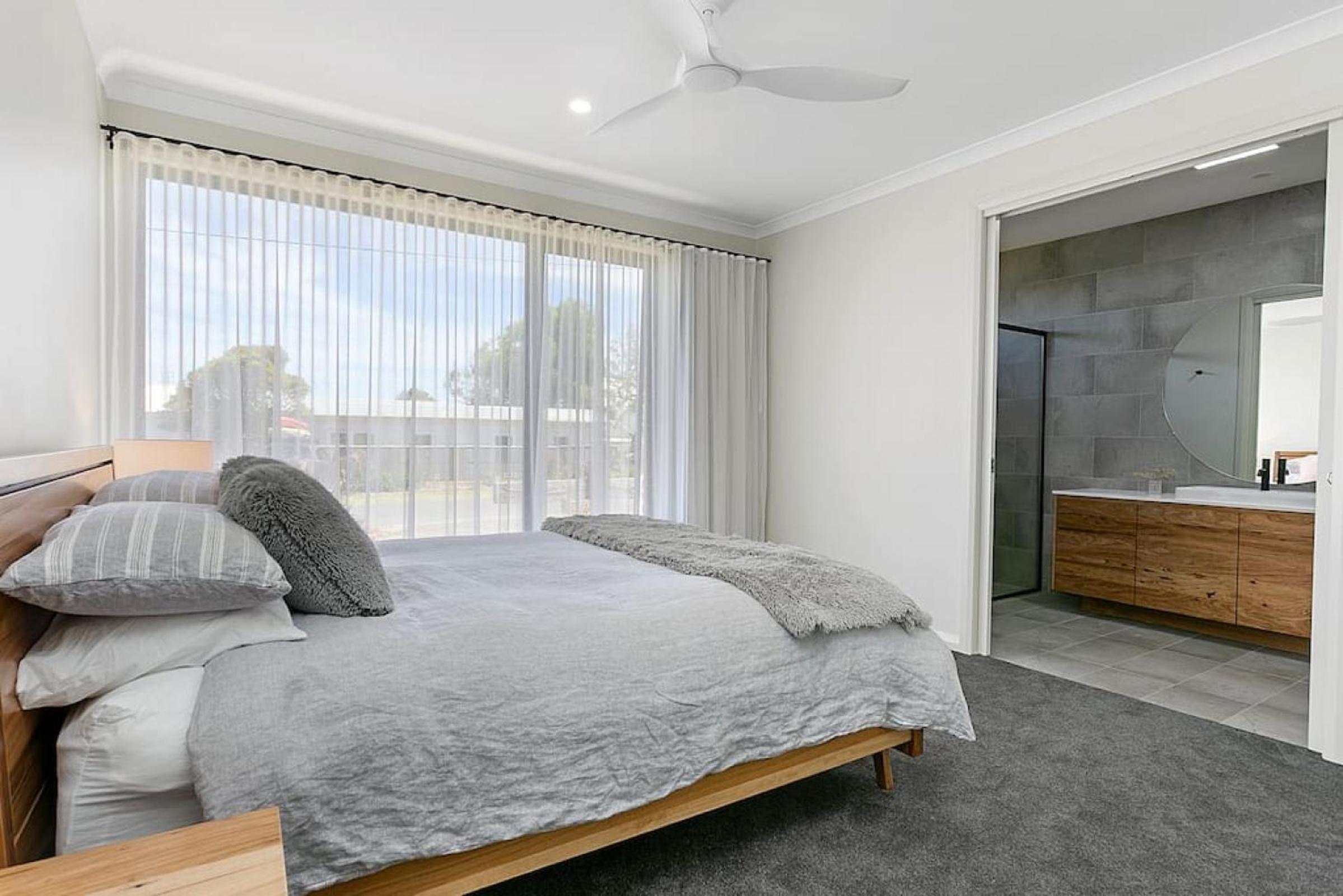 Benswan at the Bay - Modern 5-bedroom Holiday Home