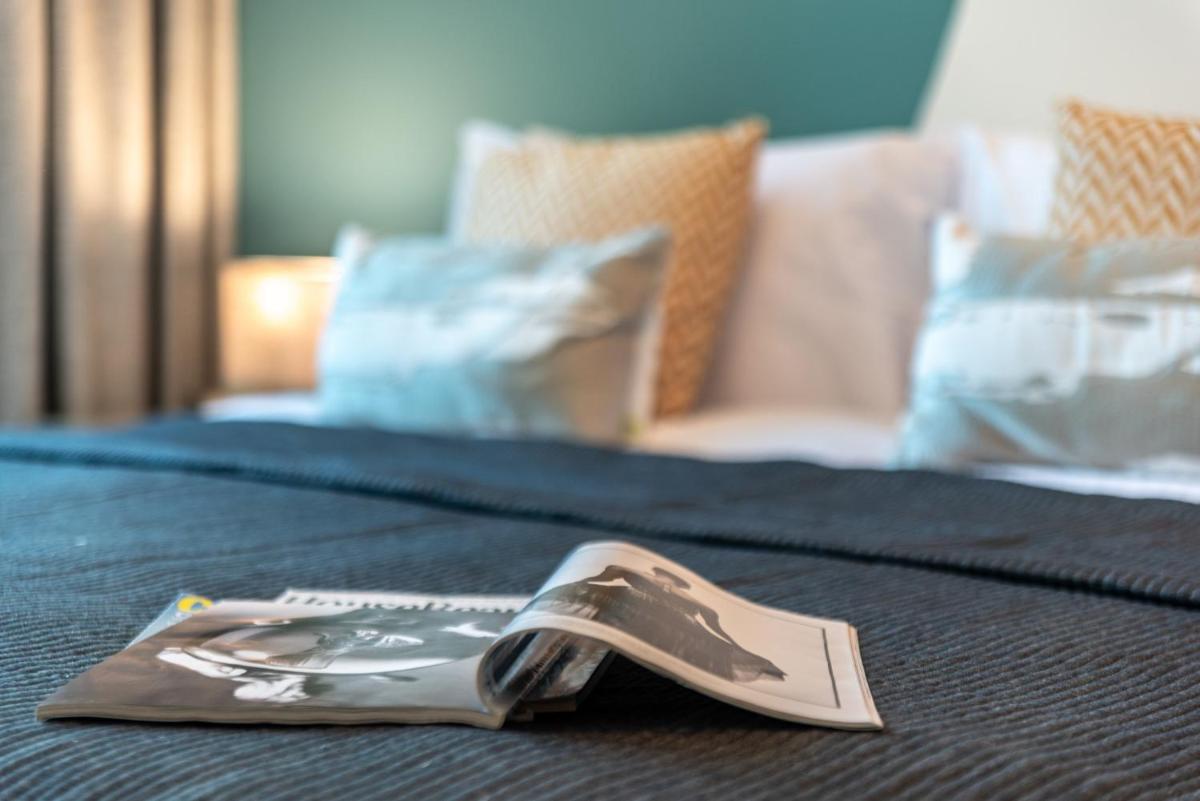 The Smart Concierge - Iris Blue