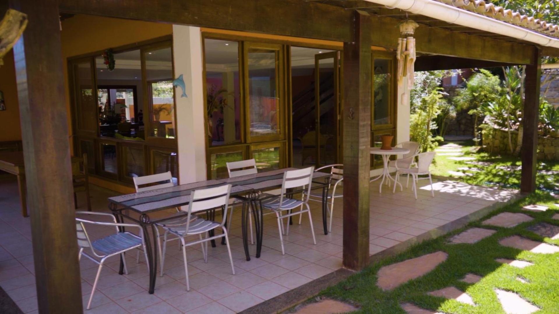 Belíssima Casa com extensa área externa - piscina, sauna, churrasqueira e campo de futebol - com 5 suítes e a 500 metros da Rua das Pedras