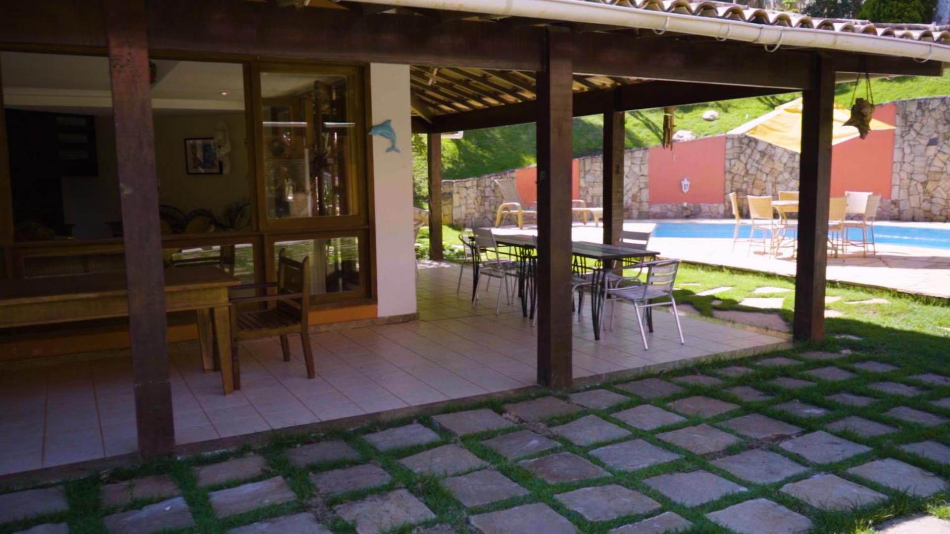 Belíssima Casa com extensa área externa - piscina, sauna, churrasqueira e campo de futebol - com 5 suítes e a 500 metros da Rua das Pedras