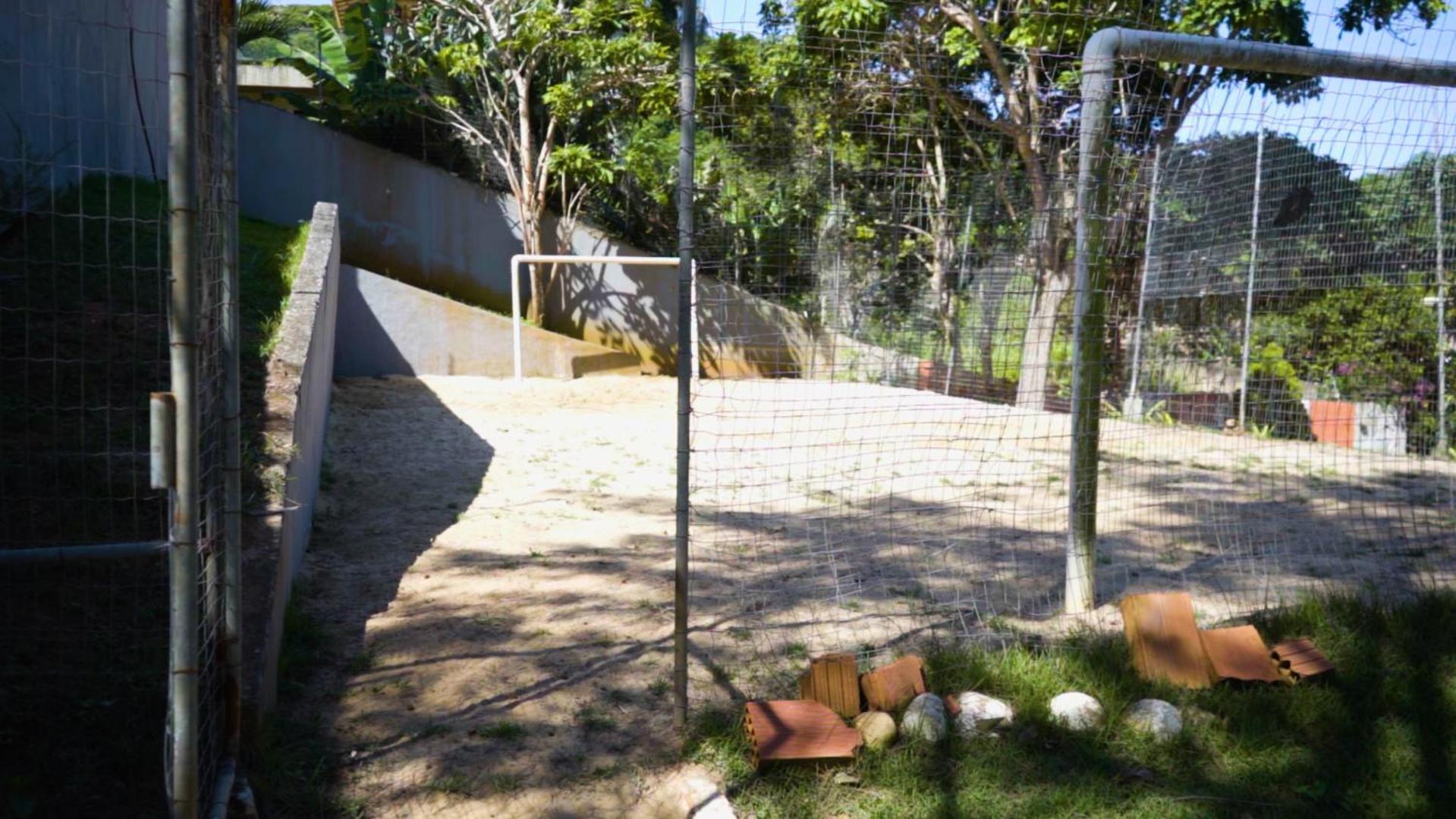Belíssima Casa com extensa área externa - piscina, sauna, churrasqueira e campo de futebol - com 5 suítes e a 500 metros da Rua das Pedras