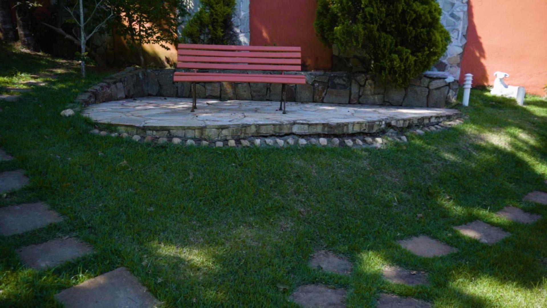 Belíssima Casa com extensa área externa - piscina, sauna, churrasqueira e campo de futebol - com 5 suítes e a 500 metros da Rua das Pedras