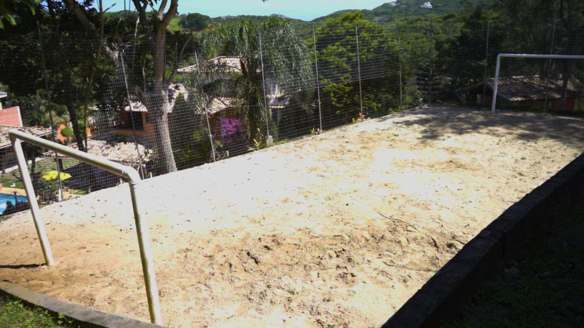 Belíssima Casa com extensa área externa - piscina, sauna, churrasqueira e campo de futebol - com 5 suítes e a 500 metros da Rua das Pedras