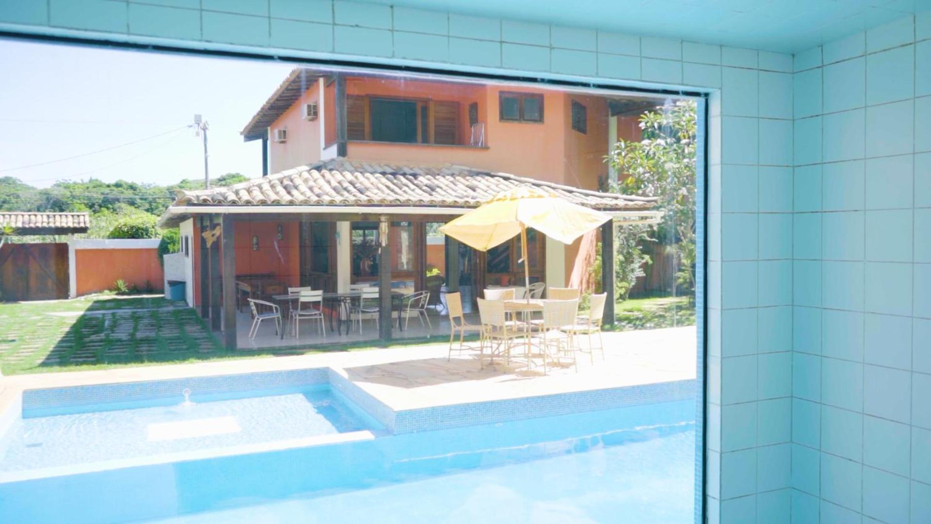 Belíssima Casa com extensa área externa - piscina, sauna, churrasqueira e campo de futebol - com 5 suítes e a 500 metros da Rua das Pedras