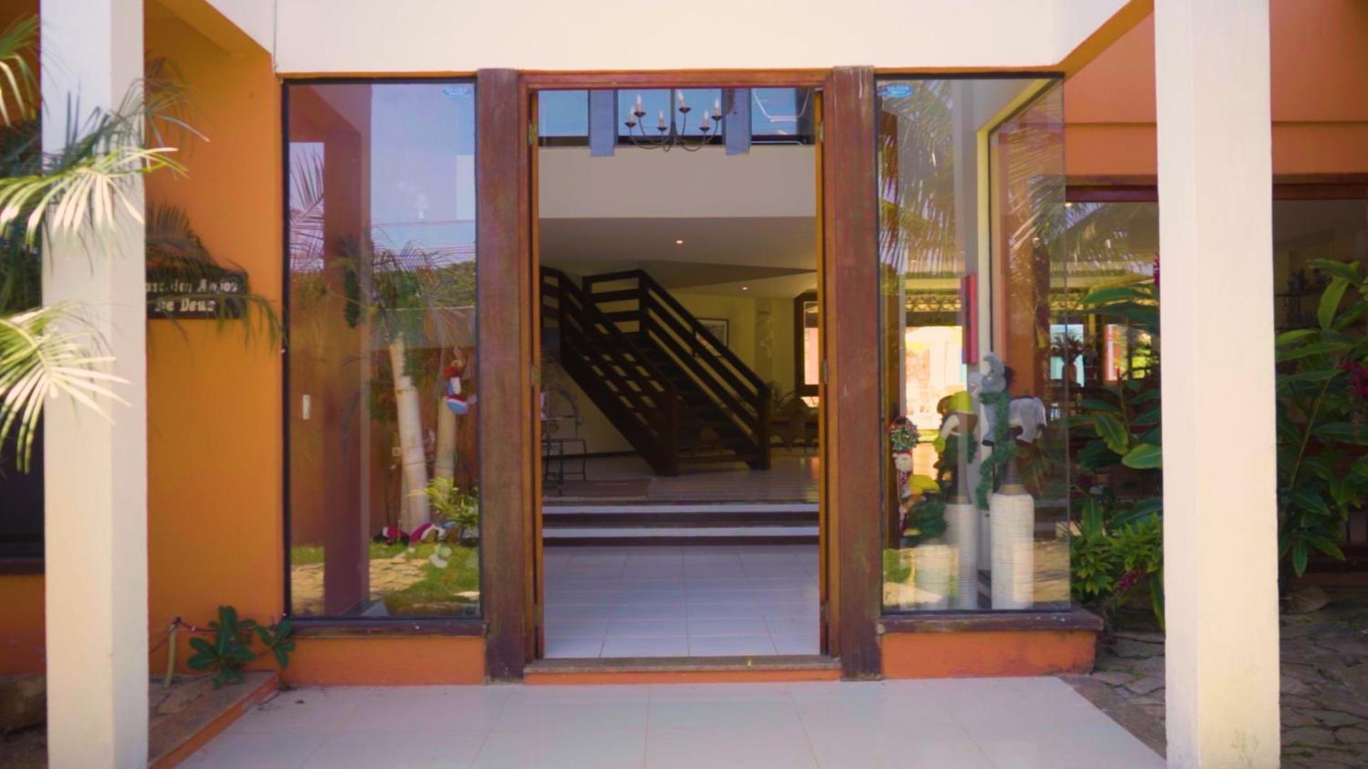 Belíssima Casa com extensa área externa - piscina, sauna, churrasqueira e campo de futebol - com 5 suítes e a 500 metros da Rua das Pedras