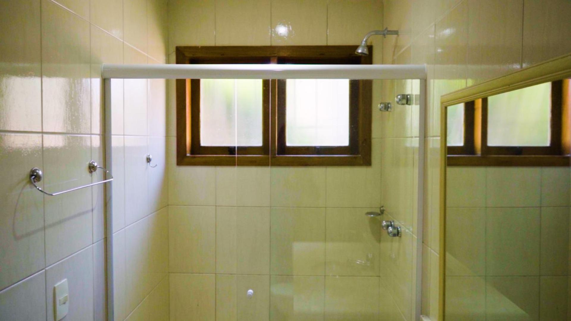 Belíssima Casa com extensa área externa - piscina, sauna, churrasqueira e campo de futebol - com 5 suítes e a 500 metros da Rua das Pedras