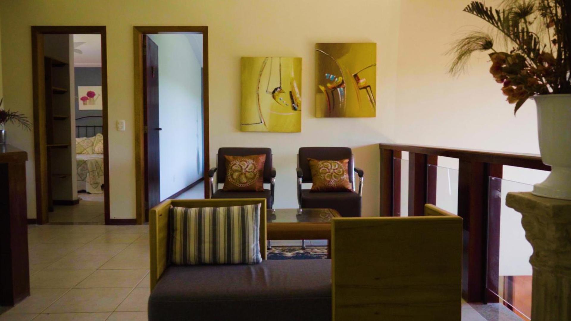 Belíssima Casa com extensa área externa - piscina, sauna, churrasqueira e campo de futebol - com 5 suítes e a 500 metros da Rua das Pedras