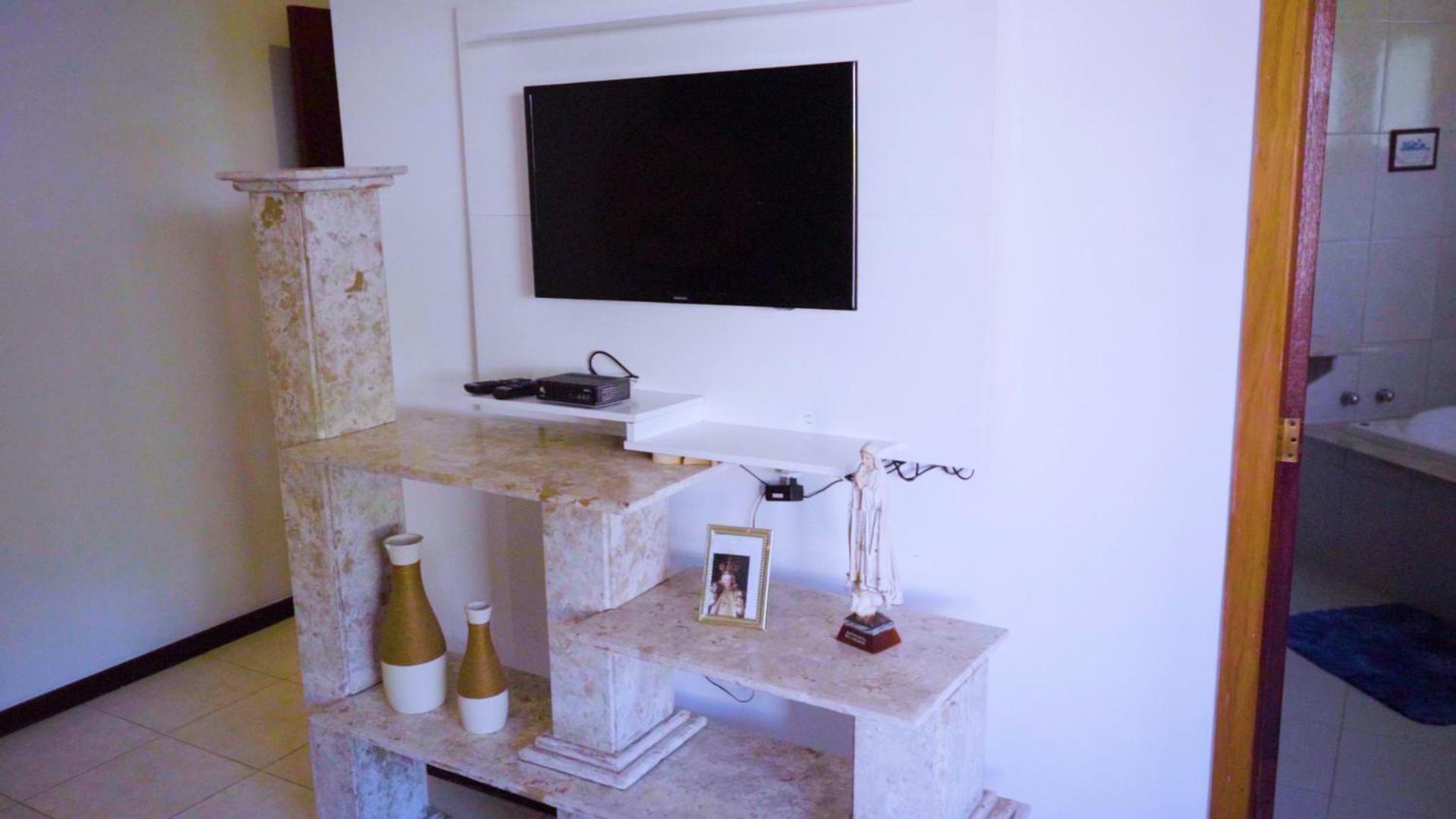 Belíssima Casa com extensa área externa - piscina, sauna, churrasqueira e campo de futebol - com 5 suítes e a 500 metros da Rua das Pedras