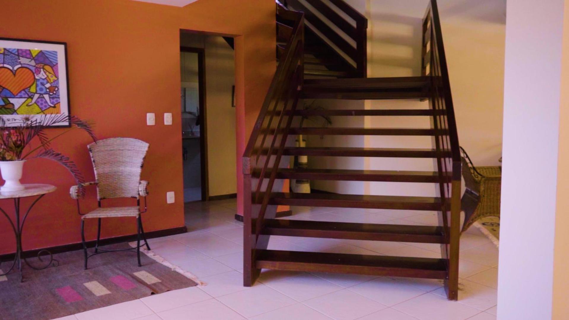 Belíssima Casa com extensa área externa - piscina, sauna, churrasqueira e campo de futebol - com 5 suítes e a 500 metros da Rua das Pedras